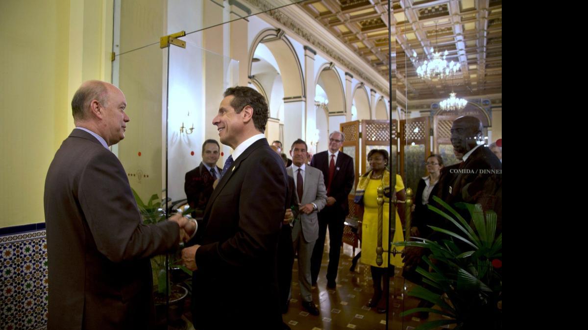 
El gobernador de Nueva York, Andrew Cuomo (der.),saluda al ministro de Comercio Exterior de Cuba, e Rodrigo Malmierca, en La Habana, en abril pasado. 
