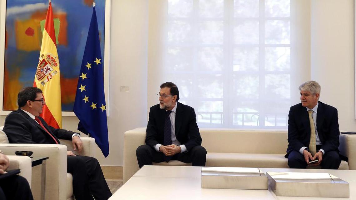 El presidente del Gobierno, Mariano Rajoy (c), en presencia del ministro español de Asuntos Exteriores, Alfonso Dastis (d), conversa con el ministro de Relaciones Exteriores de Cuba, Bruno Rodríguez (i), durante el encuentro que han mantenido hoy en el Palacio de la Moncloa.