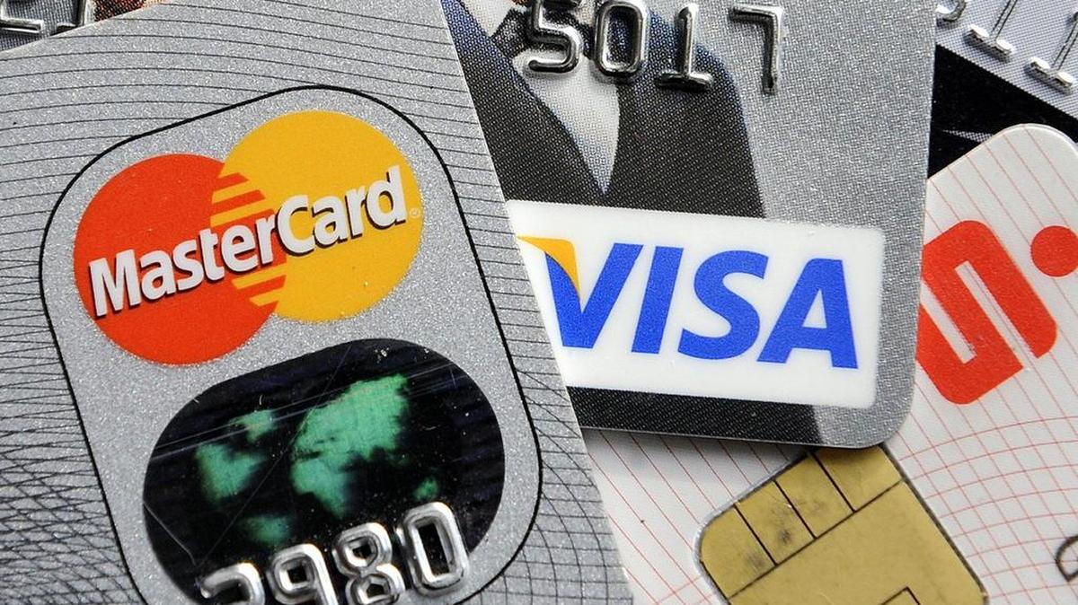 El gobierno de Cuba anunció el jueves que permitirá el uso de tarjetas internacionales con chip en los cajeros automáticos de la isla a partir de 2018.