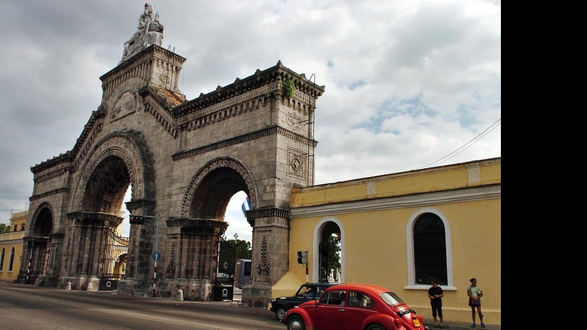 
Pórtico principal del Cementerio de Colón, en La Habana, inaugurado hace 150 años. Esta necrópolis llena de esculturas de ángeles, vírgenes y Cristos se ha convertido en un magnífico museo a cielo abierto y un lugar emblemático de la capital cubana.


