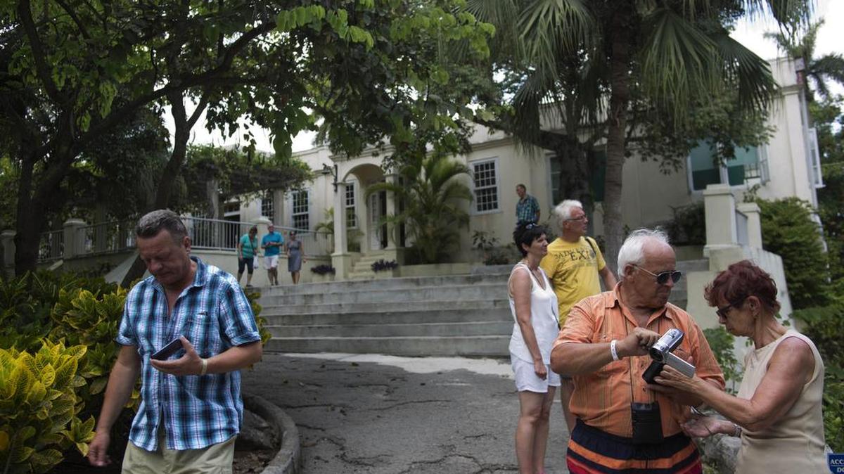 Foto de archivo. Turistas recorren la casa que alguna vez perteneció al autor Ernest Hemingway, conocida como Finca Vigía, en La Habana.