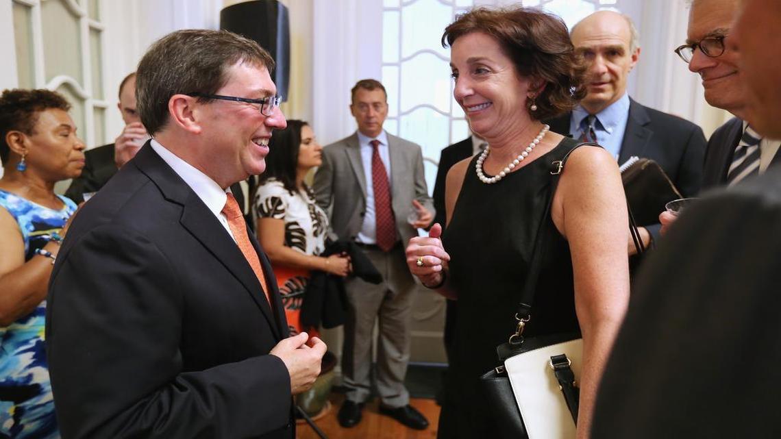 La subsecretaria de Estado Roberta Jacobson conversa con el canciller cubano Bruno Rodríguez durante una recepción para celebrar la apertura de la embajada de Cuba en Washington el 20 de julio del 2015.