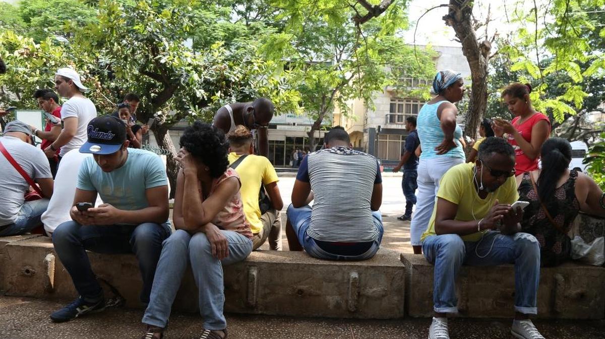 Imagen de archivo de un grupo de cubanos conectados a una red Wi-Fi en La Habana. EEUU lanzó una oportunidad única para emprendedores jóvenes cubanos.