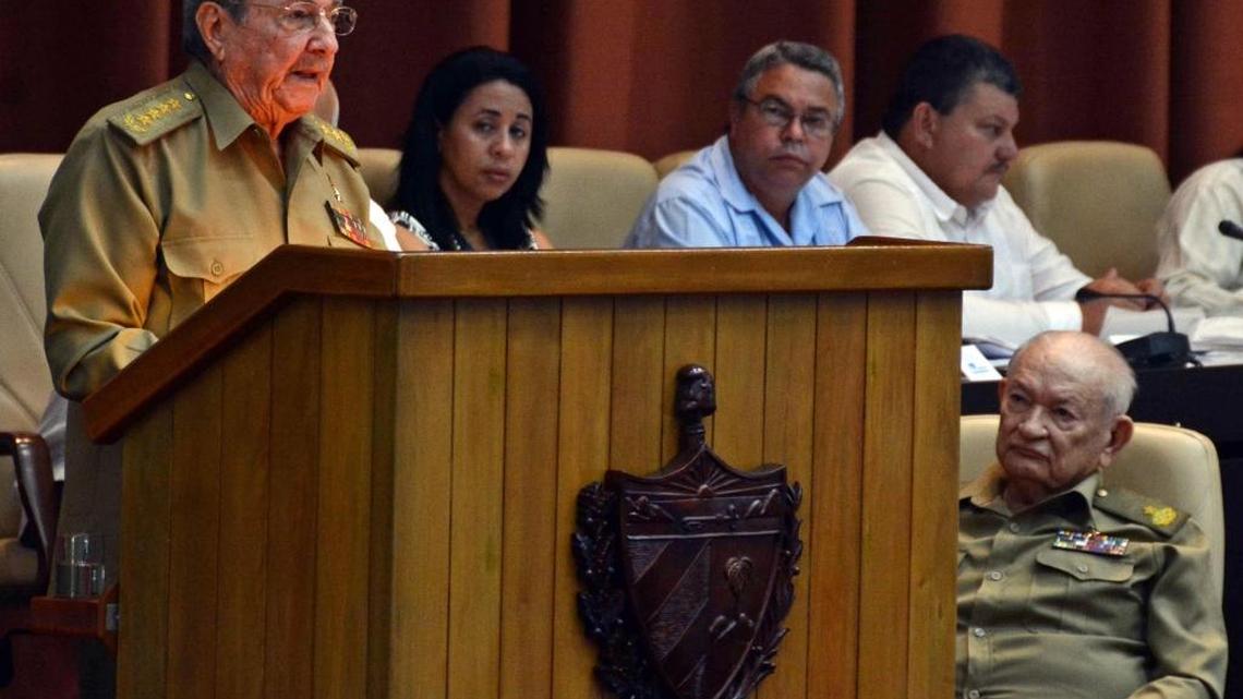 El gobernante cubano, Raúl Castro, habla durante la segunda sesión extraordinaria de la VIII Legislatura de la Asamblea Nacional del Poder Popular (ANPP) el jueves 1 de junio de 2017, en el Palacio de Convenciones de la Habana (Cuba). La Asamblea Nacional, el Parlamento unicameral de Cuba, aprobó hoy los documentos económicos del Partido Comunista, que incluyen la última versión de reformas "raulistas" y la conceptualización del nuevo modelo socialista, en el que se reconoce por primera vez la existencia de empresas privadas.