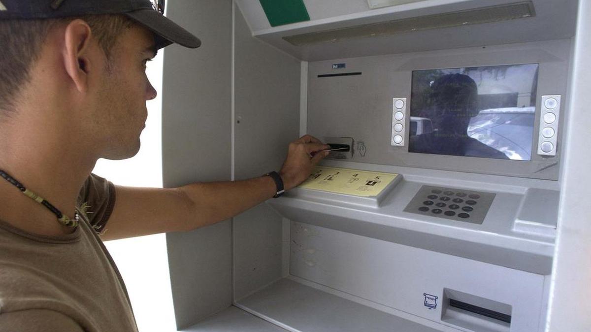 
Jacinto Porto utiliza un cajero automático en La Habana para una extracció de dinero.
