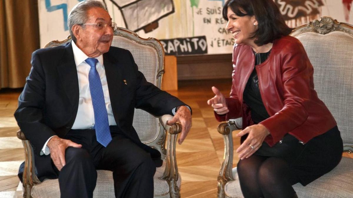 La alcaldesa de París, Anne Hidalgo, conversa el martes con el gobernante de Cuba, Raúl Castro, en el Hôtel de Ville de París.