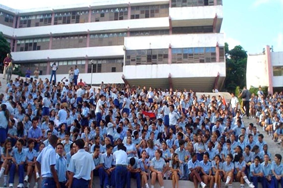 El uniforme azul debía usarse de manera estricta, aunque los alumnos desarrollaban su creatividad en la moda tratando de violar el reglamento con faldas más cortas o más largas y holgadas, según la moda interna del momento. En el brazo se llevaba un monograma rojo con el símbolo del átomo y un libro abierto.