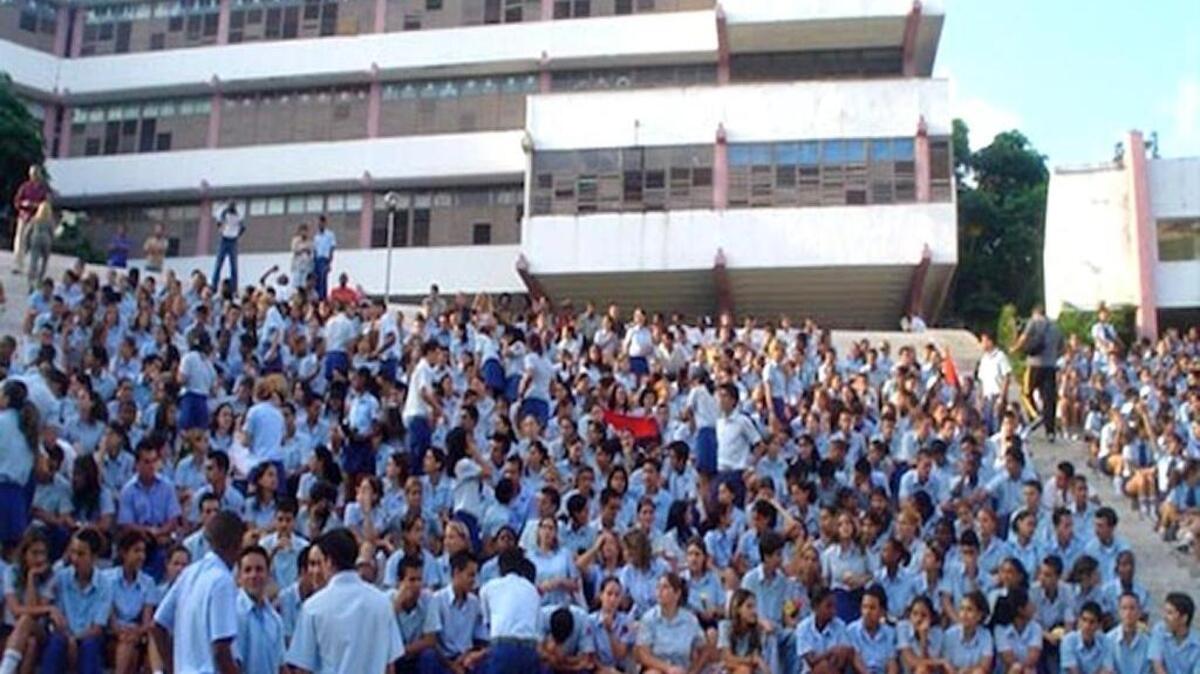 El uniforme azul debía usarse de manera estricta, aunque los alumnos desarrollaban su creatividad en la moda tratando de violar el reglamento con faldas más cortas o más largas y holgadas, según la moda interna del momento. En el brazo se llevaba un monograma rojo con el símbolo del átomo y un libro abierto.
