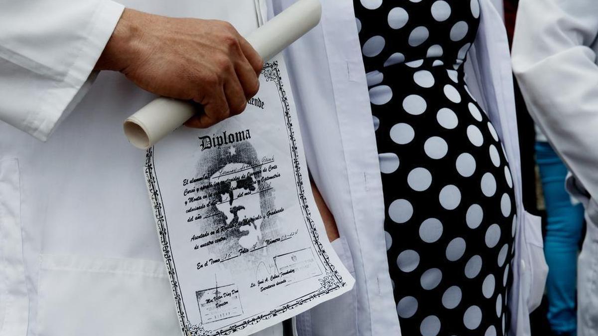 
Decenas de médicos cubanos protestan el  sábado 22 de agosto de 2015, en la Plaza de Banderas al sur de Bogotá (Colombia). 
