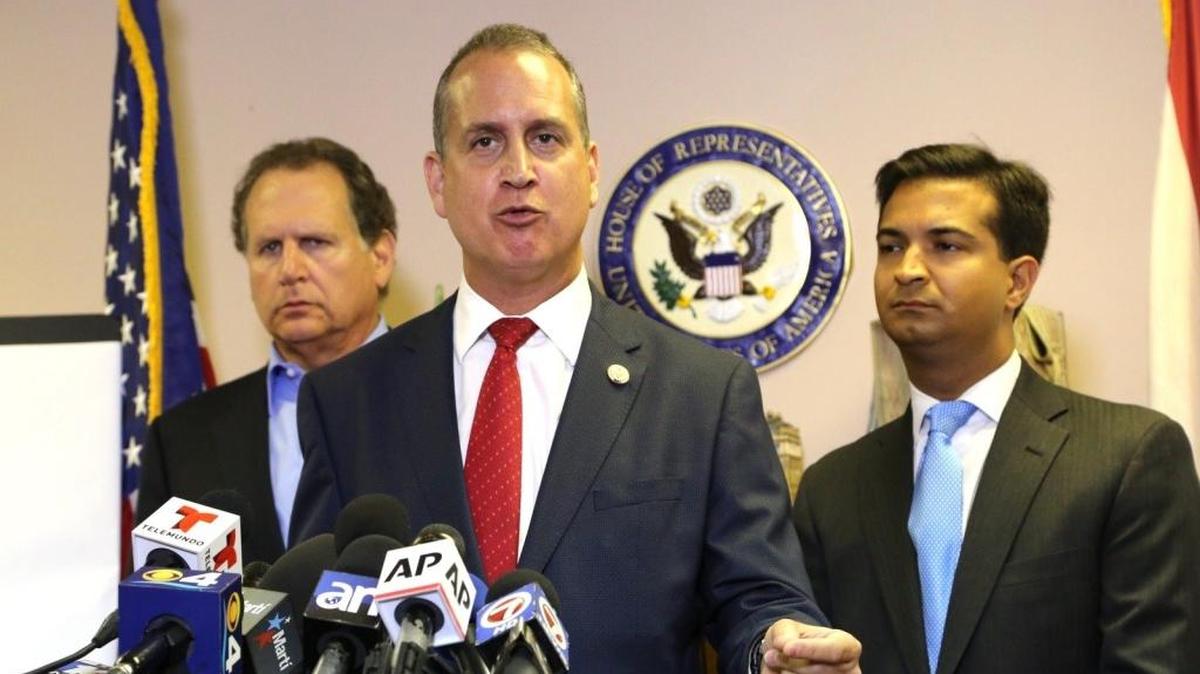 El representante Mario Díaz-Balart (centro) habla en una conferencia de prensa en julio del 2015 en Miami para hablar sobre la reanudación de relaciones cn Cuba.