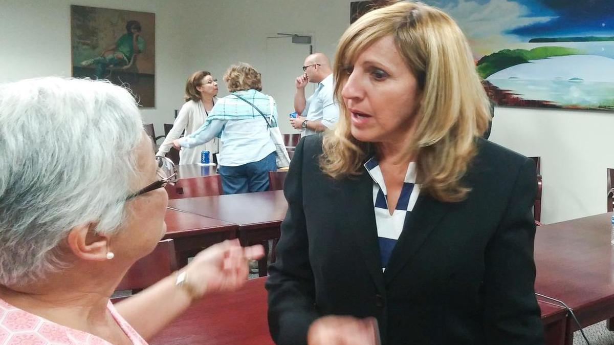 
La abogada cubana María Elena Cobas, profesora de la Universidad de Valencia, al final de la conferencia que impartió en la Universidad Internacional de la Florida.
