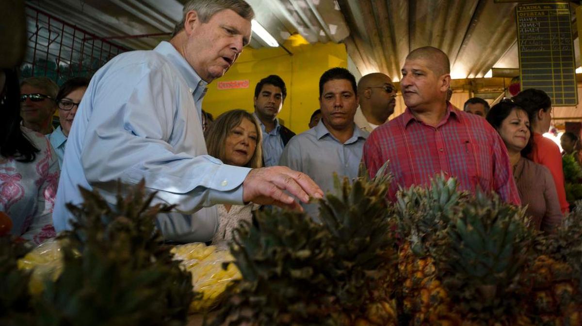 El Secretario de Agricultura de Estados Unidos, Thomas Vilsack, visita un mercado en La Habana, Cuba, el 13 de noviembre del 2015.