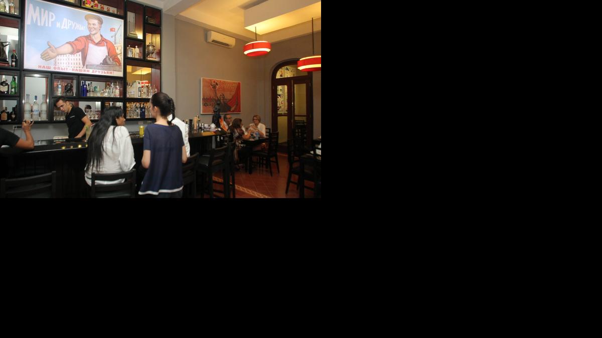 
UNA VISTA del restaurante “Nazdarovie”, de comida rusa en La Habana. Un pequeño grupo de restaurantes étnicos se abre paso en la capital cubana con exóticas ofertas que van del pan “naan” iraní al “borsch” ruso, todo un desafío para el paladar cubano y una aventura cotidiana para los chefs y encargados de esos negocios.
