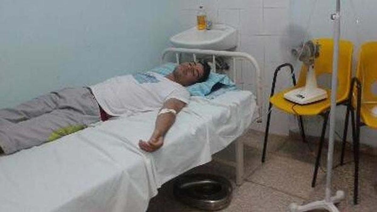 Carlos Amel Oliva recibe un suero hidratante durante su huelga de hambre en contra de la persecución del gobierno a los disidentes.