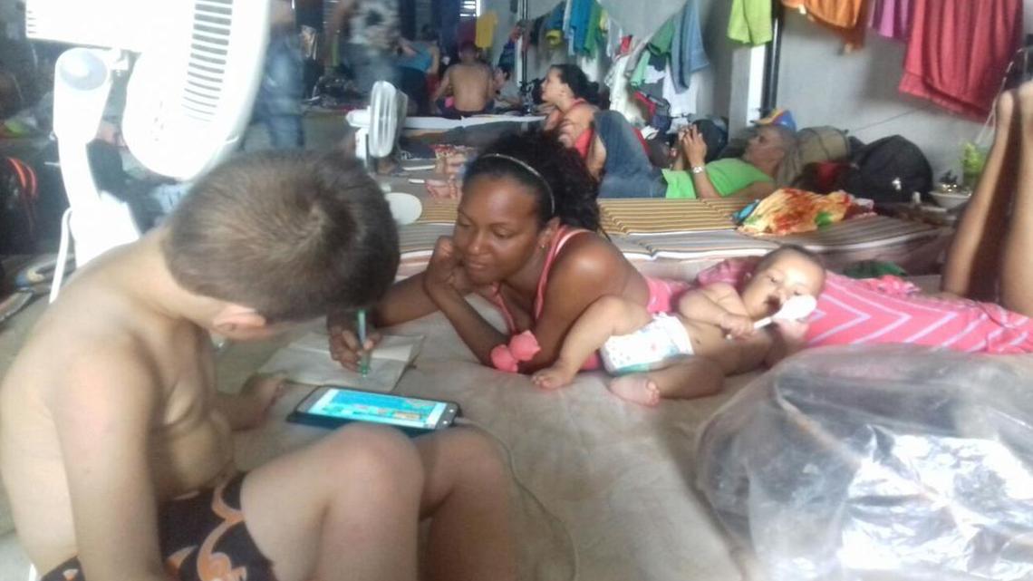 Migrantes cubanos en una bodega en la localidad colombiana de Turbo.