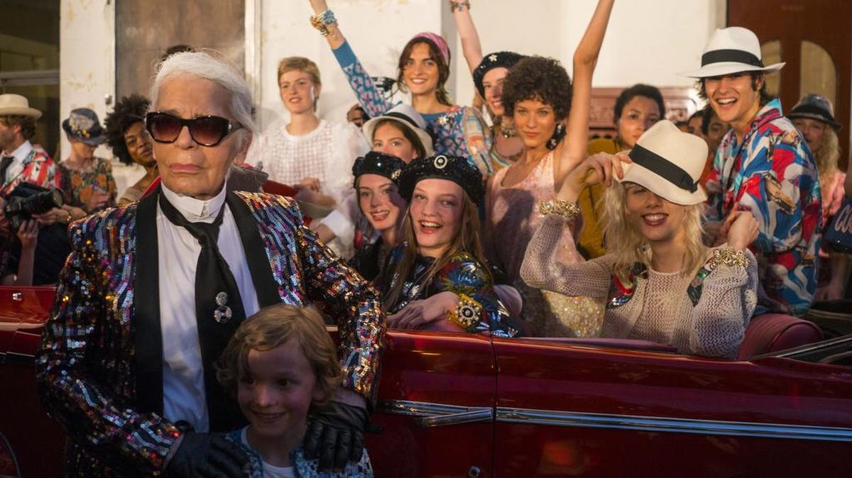 El diseñador de moda Karl Lagerfeld posa con los modelos que participaron en la presentación de su línea de "cruceros" para la casa de moda Chanel, en la calle Paseo del Prado en La Habana, Cuba, el martes 3 de mayo de 2016.