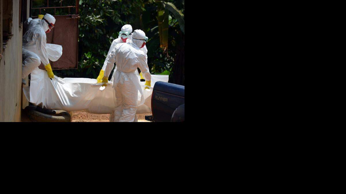 
Miembros de la Cruz Roja de Liberia trasladas cadáveres. Ese país africano se encuentra entre los más afectados por el virus del ébola.


