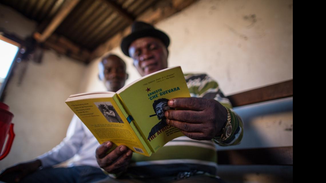 
Biera Mbala Bushiri lee un ejemplar del diario de Ernesto ‘Che’ Guevara en Sebele el 22 de marzo del 2015. 
