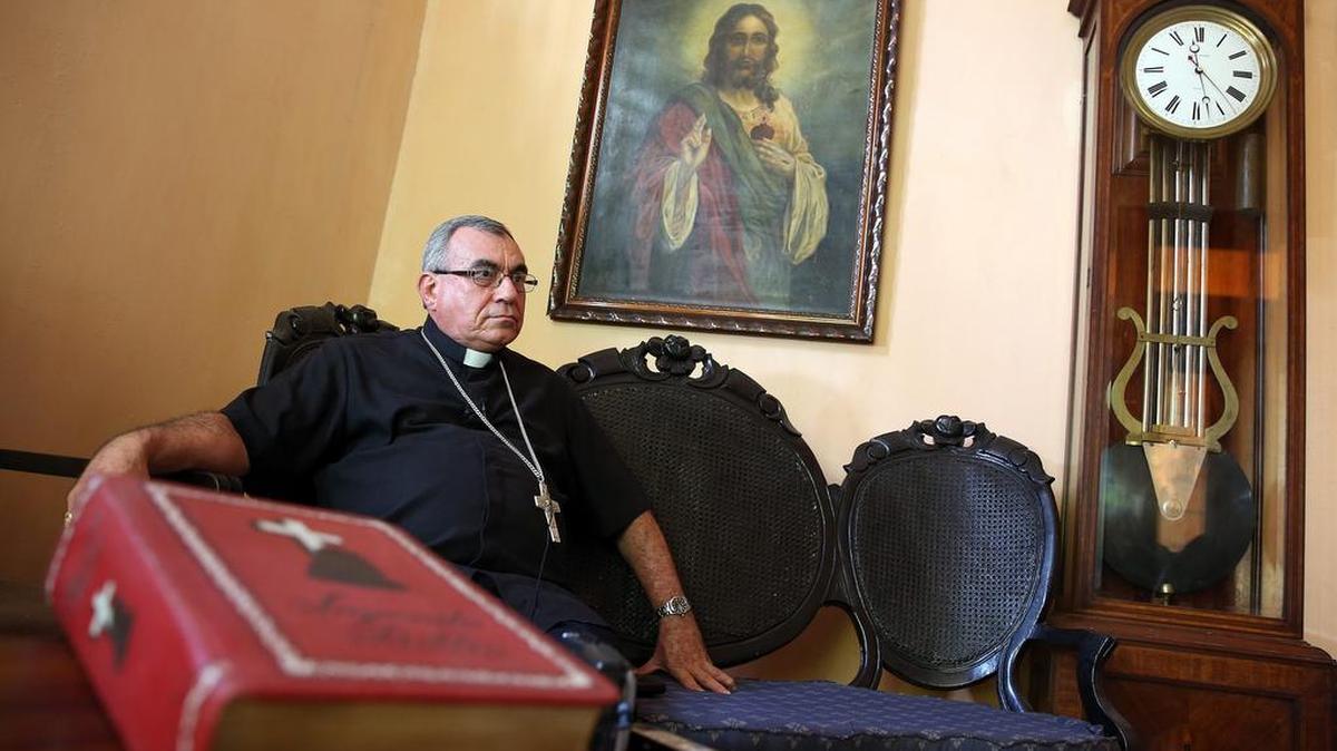  
El obispo auxiliar de La Habana, Juan de Dios Hernández, integrante de la comisión que prepara la próxima visita del papa a Cuba, entre el 19 al 22 de septiembre, conversa con Efe este 18 de agosto de 2015, en La Habana (Cuba). 
