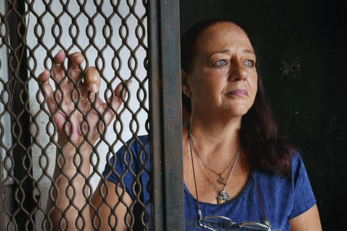 La cubana Rita María Triana en la entrada al pequeño apartamento donde vive en la Ciudad de Panama.