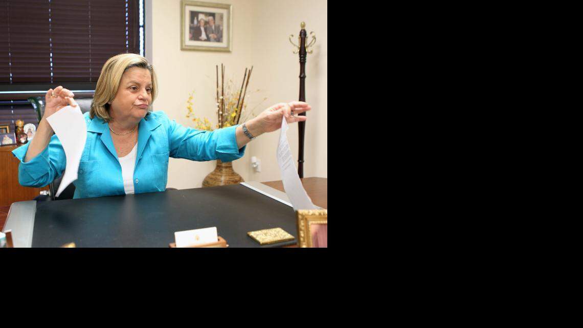 
La congresista cubanoamericana Ileana Ros-Lehtinen rompe la lista de proyectos de ley presentados ante el Congreso que buscan eliminar el embargo contra Cuba, durante una entrevista en sus oficinas de Miami el jueves 29 de enero.
