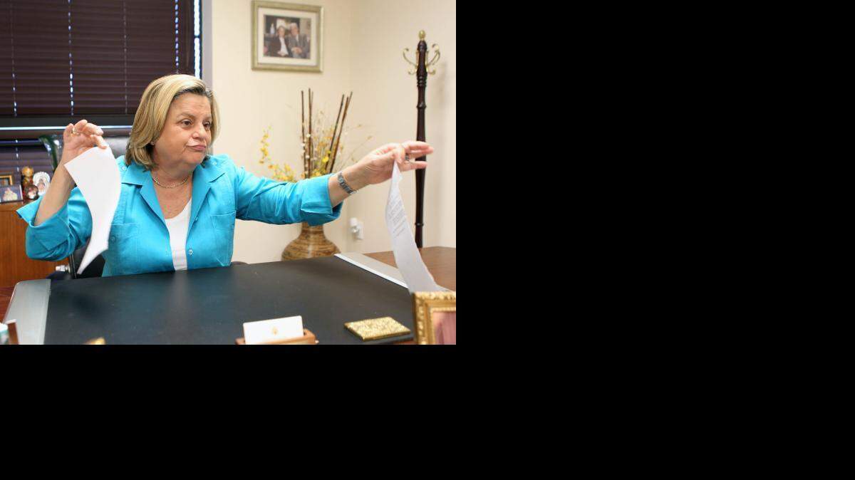 
La congresista cubanoamericana Ileana Ros-Lehtinen rompe la lista de proyectos de ley presentados ante el Congreso que buscan eliminar el embargo contra Cuba, durante una entrevista en sus oficinas de Miami el jueves 29 de enero.
