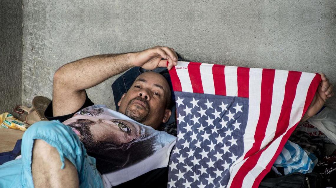 Uno de los cubanos varados, descansa en un albergue provisto por las autoridades en La Cruz, Costa Rica, cerca de la frontera con Nicaragua.