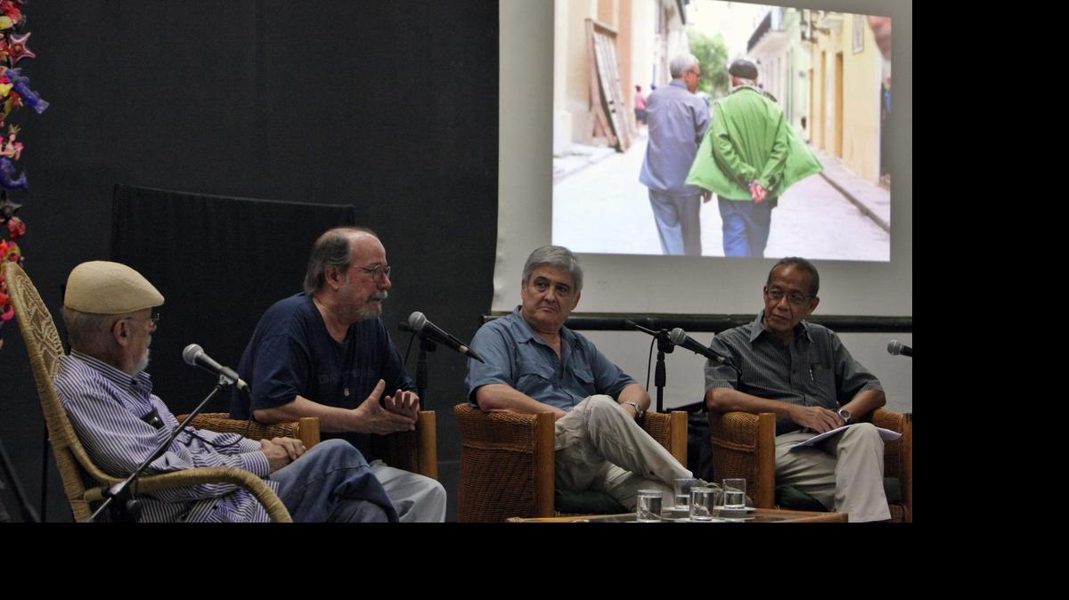 
El director de la Casa de las Américas, Roberto Fernández Retamar (i) junto al cantautor Silvio Rodríguez (2i), el periodista uruguayo radicado en Cuba, Fernando Rasgver (2d) y el escritor Eduardo Eras (d) son vistos hoy miércoles 22 de abril, durante un homenaje al escritor uruguay recientemente fallecido Eduardo Galeano en La Habana (Cuba).
