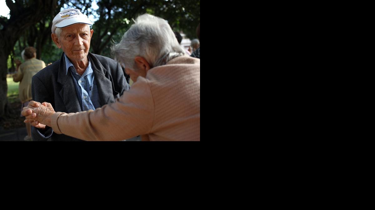 
Fotografía del 3 de diciembre de 2014 de varios ancianos realizan ejercicios físicos en un parque de La Habana (Cuba).
