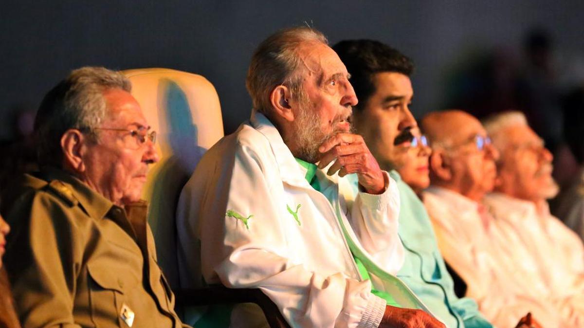 Fotografía cedida por el Palacio de Miraflores que muestra al líder cubano Fidel Castro (2-i), al presidente de Cuba, Raúl Castro (i), y al presidente de Venezuela, Nicolás Maduro (3-i), durante un acto de celebración de los 90 años de Castro el sábado 13 de agosto de 2016, en La Habana (Cuba).