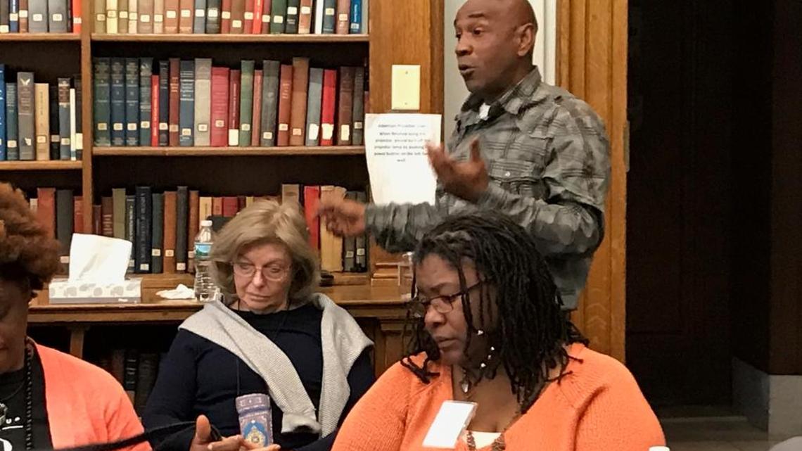 El escritor Alberto Abreu y la activista Sandra Álvarez en el evento en la Universidad de Harvard.