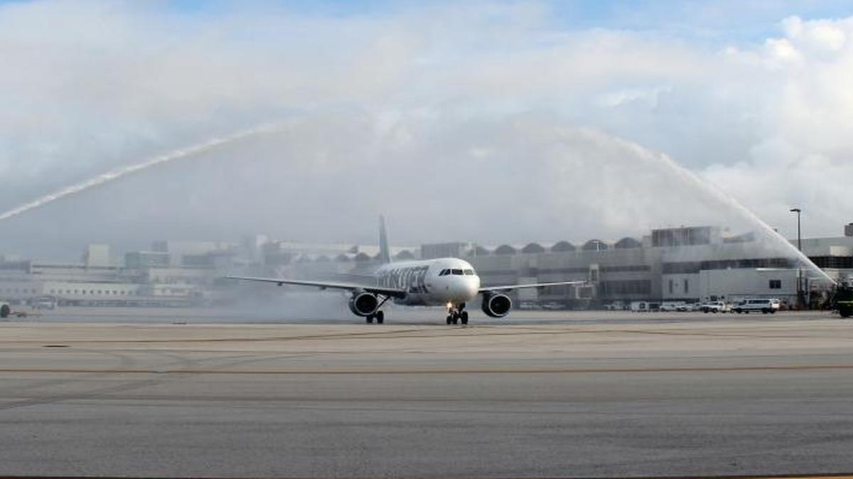 Cañones de agua saludan a un avión de Frontier mientras despega del Aeropuerto Internacional de Miami en su vuelo inaugural a La Habana el 1 de diciembre de 2016. La línea aérea cancelará la ruta en junio.