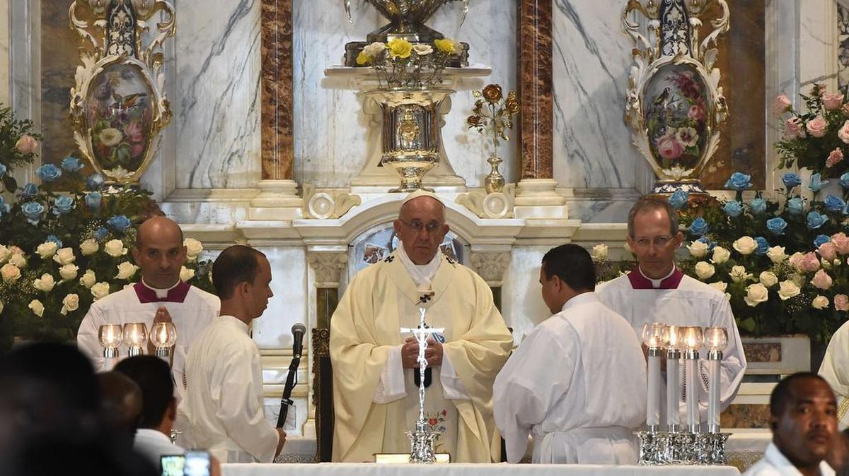 
 El papa Francisco instó a “sembrar reconciliación” en su última homilía antes de abandonar hoy Cuba y dijo en una misa en el santuario de la patrona de la isla que la Iglesia quiere “tender puentes” y “romper muros”.
