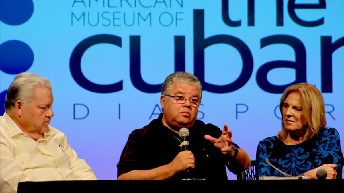 El padre José Conrado Rodríguez (centro) presenta su libro “Sueños y pesadillas de un cura en Cuba”, el jueves en Miami. A su derecha lo acompaña Myriam Márquez, ex directora de el Nuevo Herald.