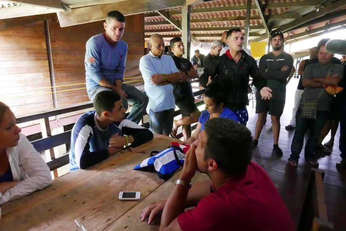 Migrantes Cubanos varados en Panamá hablan con periodistas en el campamento donde están alojados en Gualaca, provincia de Chiriquí.