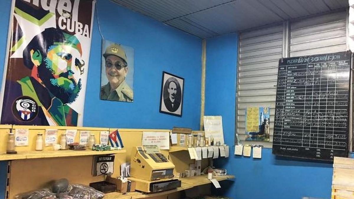 Una tienda de productos racionados que se venden por la libreta de abastecimiento, en el Municipio Plaza de la Revolución, en La Habana.