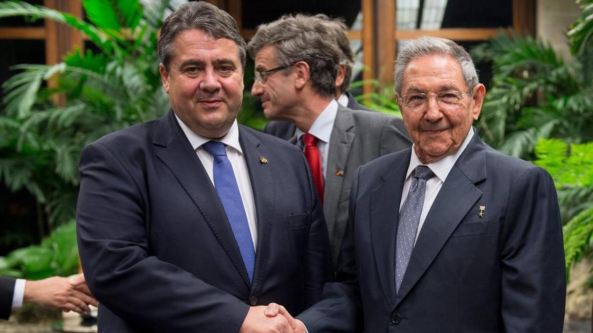 El ministro Federal Alemán de Asuntos Económicos y Energía, Sigmar Gabriel, se da la mano con el gobernante cubano, Raúl Castro (der.), durante una reunión en La Habana, Cuba, 08 de enero de 2016.