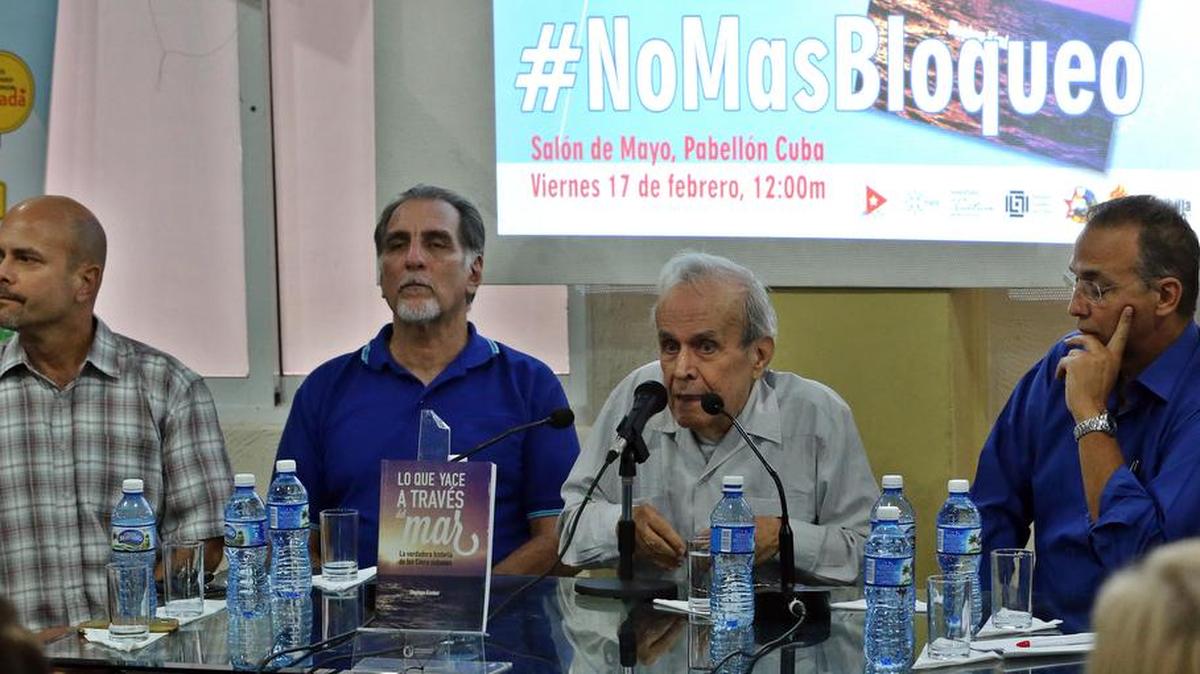 El ex dirigente cubano Ricardo Alarcón de Quesada (2d), junto a tres de "Los Cinco Héroes", los agentes cubanos que cumplieron largas condenas en EE.UU., Gerardo Hernández (i), René González (2i) y Antonio Gurerrero (d), habla durante la presentación del libro "Lo que yace a través del mar, la verdadera historia de los 5 cubanos", del escritor canadiense Stephen Kimber, este viernes 17 de febrero de 2016, en La Habana (Cuba).