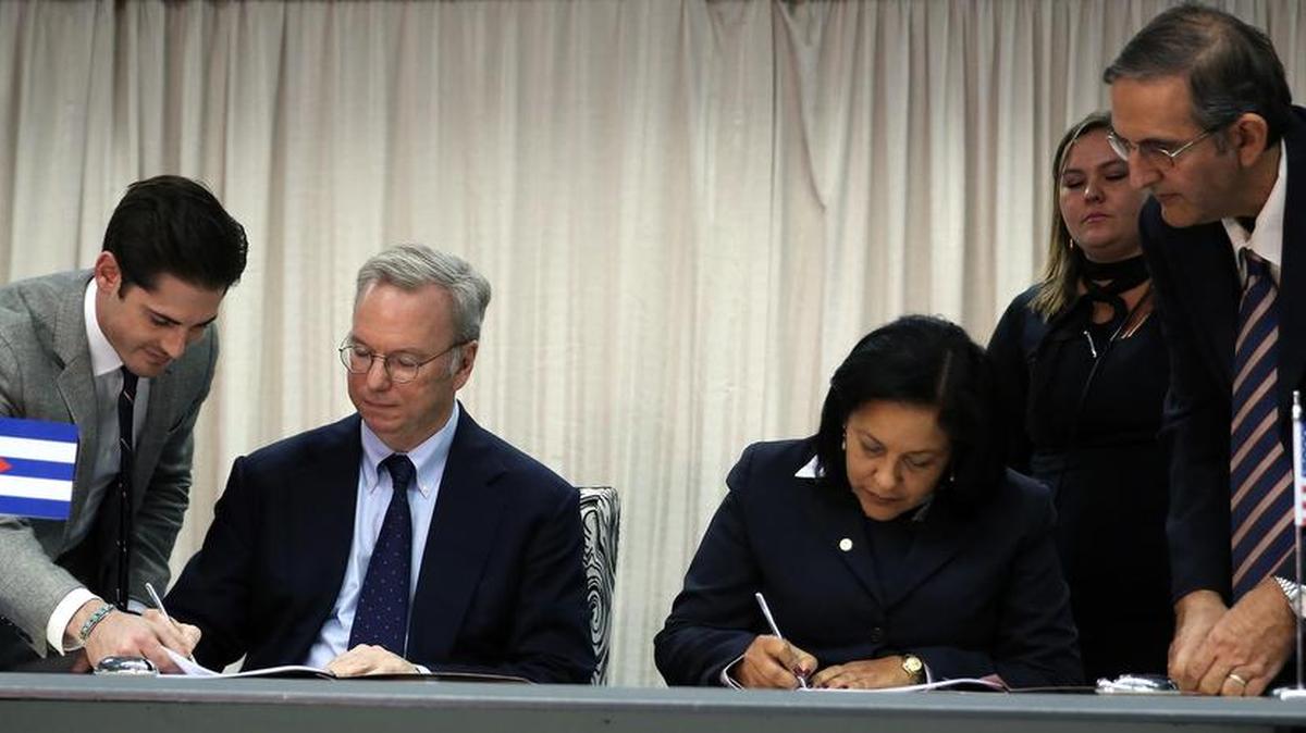 El presidente Ejecutivo de Google, Eric Schmidt (2i), y la presidenta de la Empresa Estatal de Telecomunicaciones de Cuba (Etecsa), Mayra Arevich Marín (3d), firman este lunes 12 de diciembre de 2016, un acuerdo en La Habana.