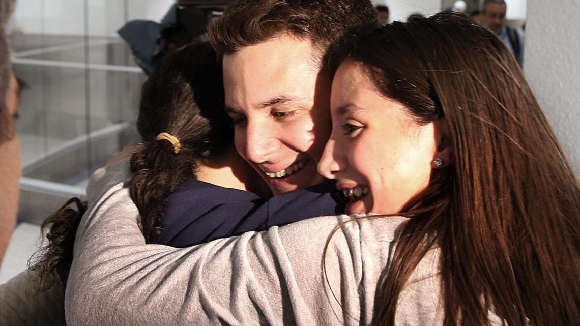 En esta foto de archivo Javier Rodríguez Ayala, se reúne con su familia en el Aeropuerto Internacional de Miami el viernes 13 de enero de 2017, después de haber sido detenido durante 31 horas. Fue uno de los últimos cubanos que recibió la libertad condicional en los Estados Unidos porque llegó horas antes de la eliminación de la política de “pies secos, pies mojados”, el jueves 12 de enero de 2017.