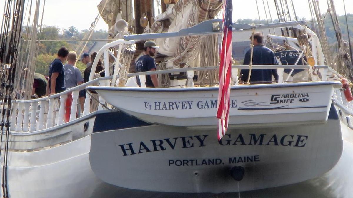 Fotografía cedida por Responsible Travel donde aparece la goleta Harvey Gamage del estado de Maine atracada el miércoles 25 de octubre de 2017, en el puerto de Capital Yacht Club en Washington, DC,