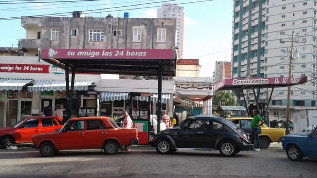 La gasolinera de 17 y L, en el Vedado, este viernes por la mañana.