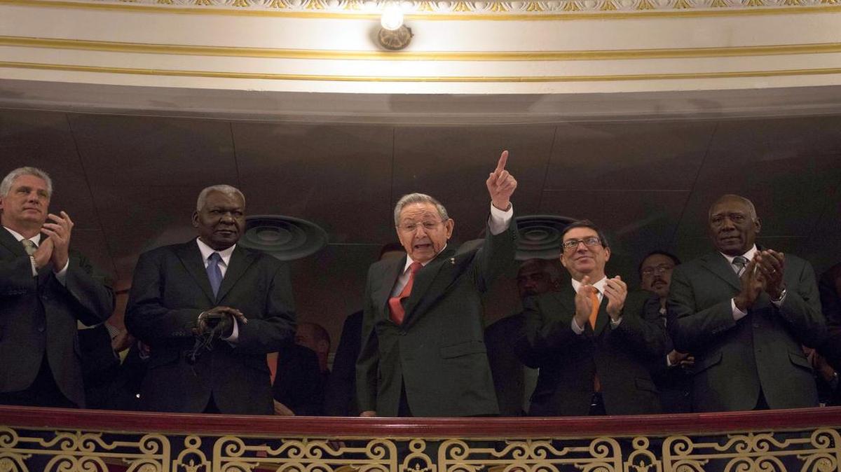 Raúl Castro saluda a llegar el 22 de marzo al Teatro Nacional en La Habana, donde el presidente Barack Obama pronunció un discurso en el que invitó al gobernante cubano a no tenerle miedo a “las distintas voces del pueblo cubano”.