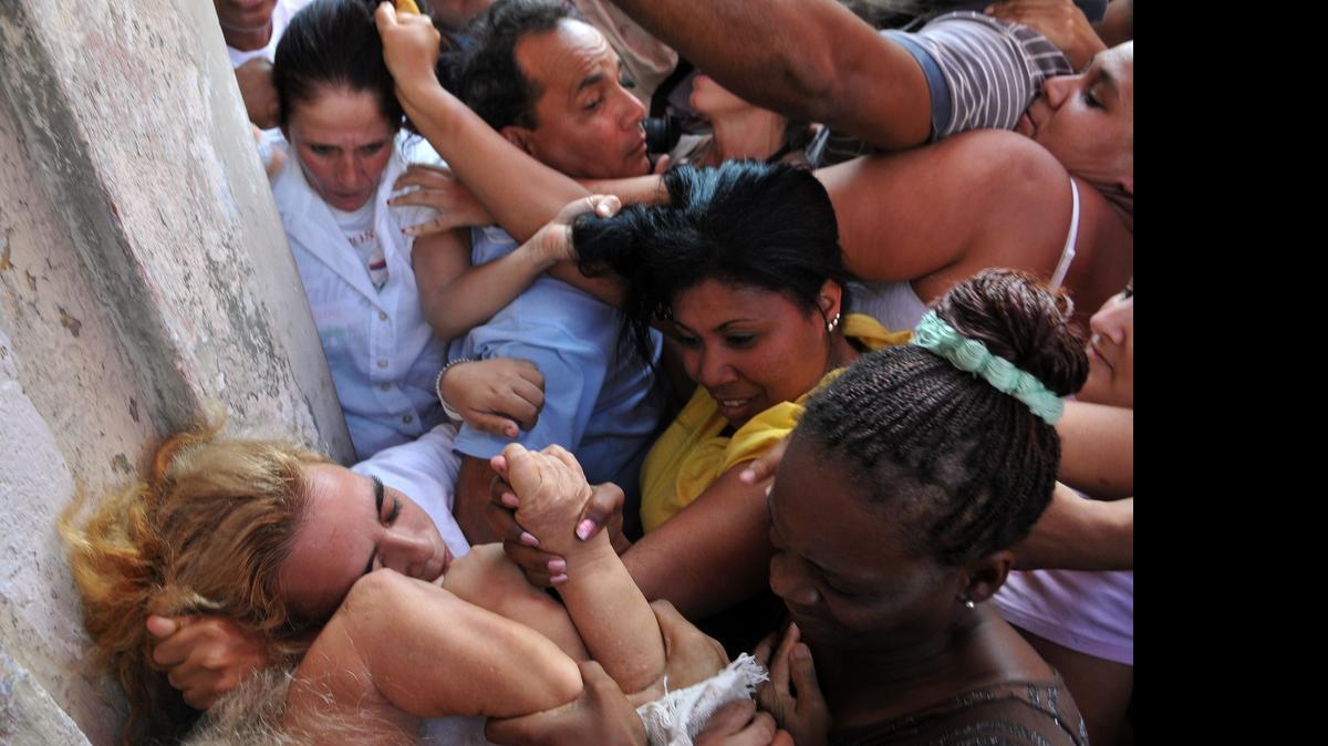 
Las Damas de Blanco son hostigadas en el 2011, en La Habana, por un grupo afin al régimen cubano que les impedía realizar una marcha para ir a una misa por el Día de la Virgen de la Merced, patrona de los presos. 

