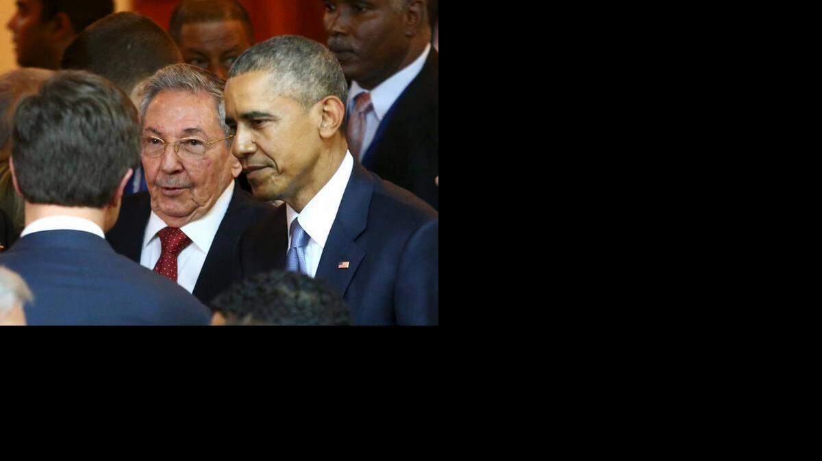 El presidente Barack Obama y el mandatario cubano Raúl Castro cuando se encontraron el viernes en Panamá, durante la Cumbre de las Américas. 