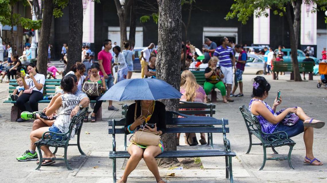 En esta foto de 25 de noviembre 2015, la gente navega en Internet en un punto de acceso Wi-Fi gratuito en La Habana, Cuba. 