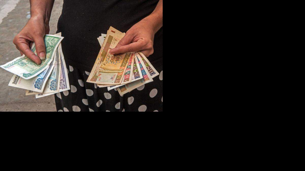 
El gobierno de Castro anunció un cambio en el pago a los empleados cubanos contratados por empresas extranjeras para calcular y entregar los salarios en moneda local, a dos pesos cubanos por cada dólar que pague la empresa.
