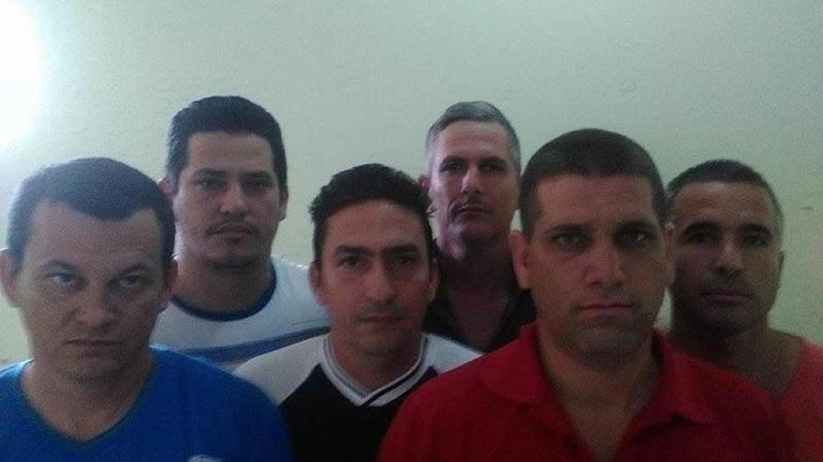 Miembros del grupo de cubanos detenidos en República Dominicana. El único identificado es Iván Romero (izq), con una camiseta azul. Cortesía Israel Romero