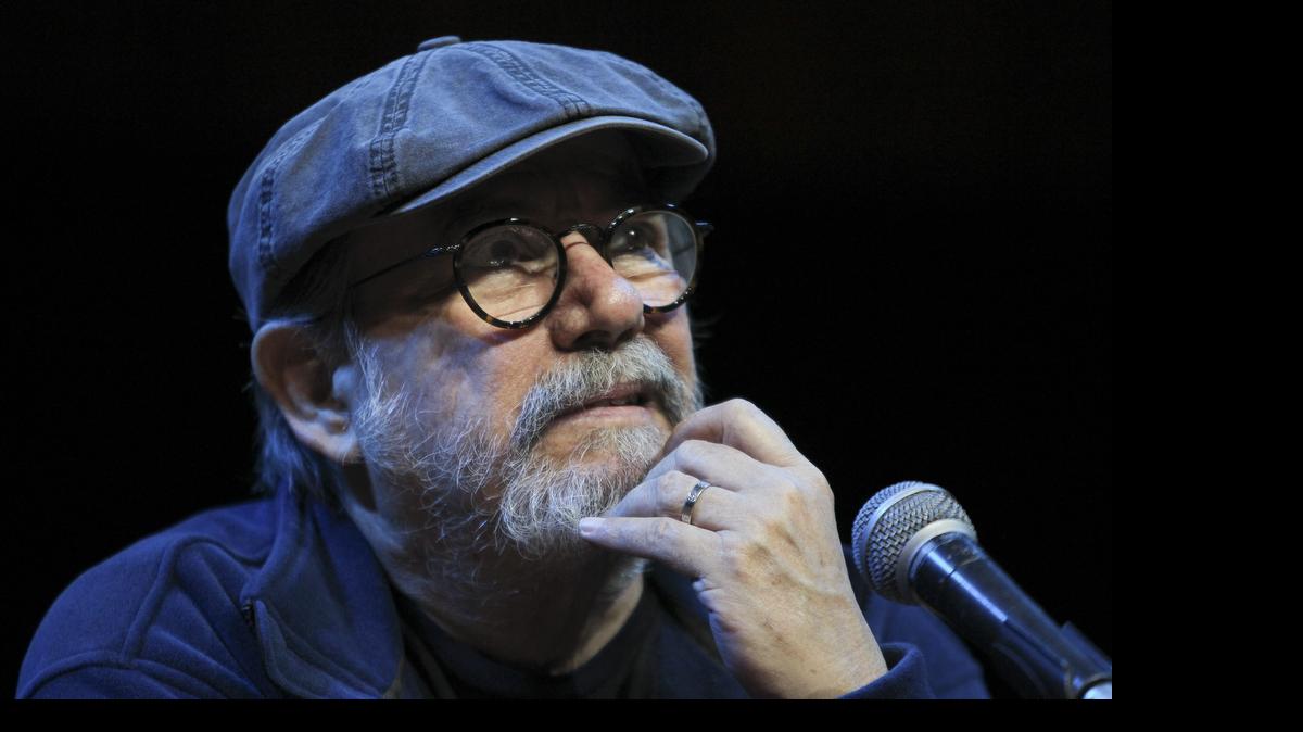
El cantautor cubano Silvio Rodríguez participa en la presentación del libro "Por todo espacio, por este tiempo, con Silvio Rodríguez en barrios de La Habana", de la periodista cubana Mónica Rivero, hoy, martes 26 de mayo de 2015, en el Centro Cultural Néstor Kirchner de Buenos Aires (Argentina).
