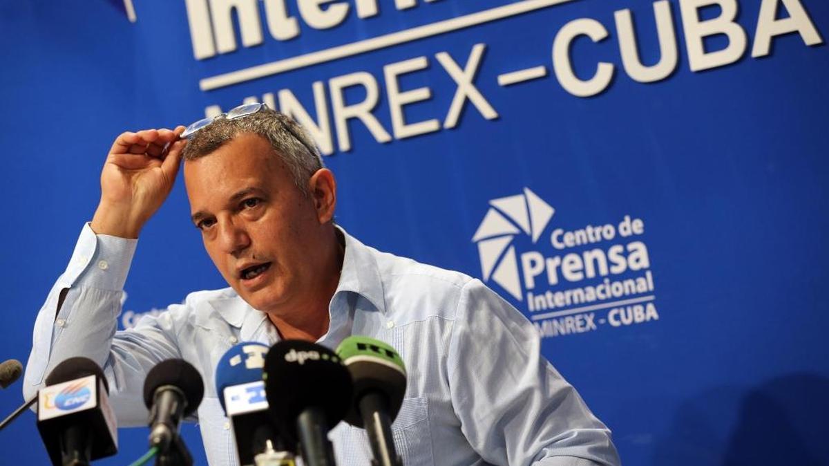El secretario de la Comisión Nacional de Drogas de Cuba, Antonio Israel Ibarra, ofrece una rueda de prensa el jueves 22 de junio, en La Habana (Cuba). Ibarra informó que la isla interceptó hasta mayo pasado, en sus aguas y costas, el triple de la droga capturada en el primer semestre de 2016.